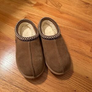Uggs Kids Tasman slipper size 3- barely worn